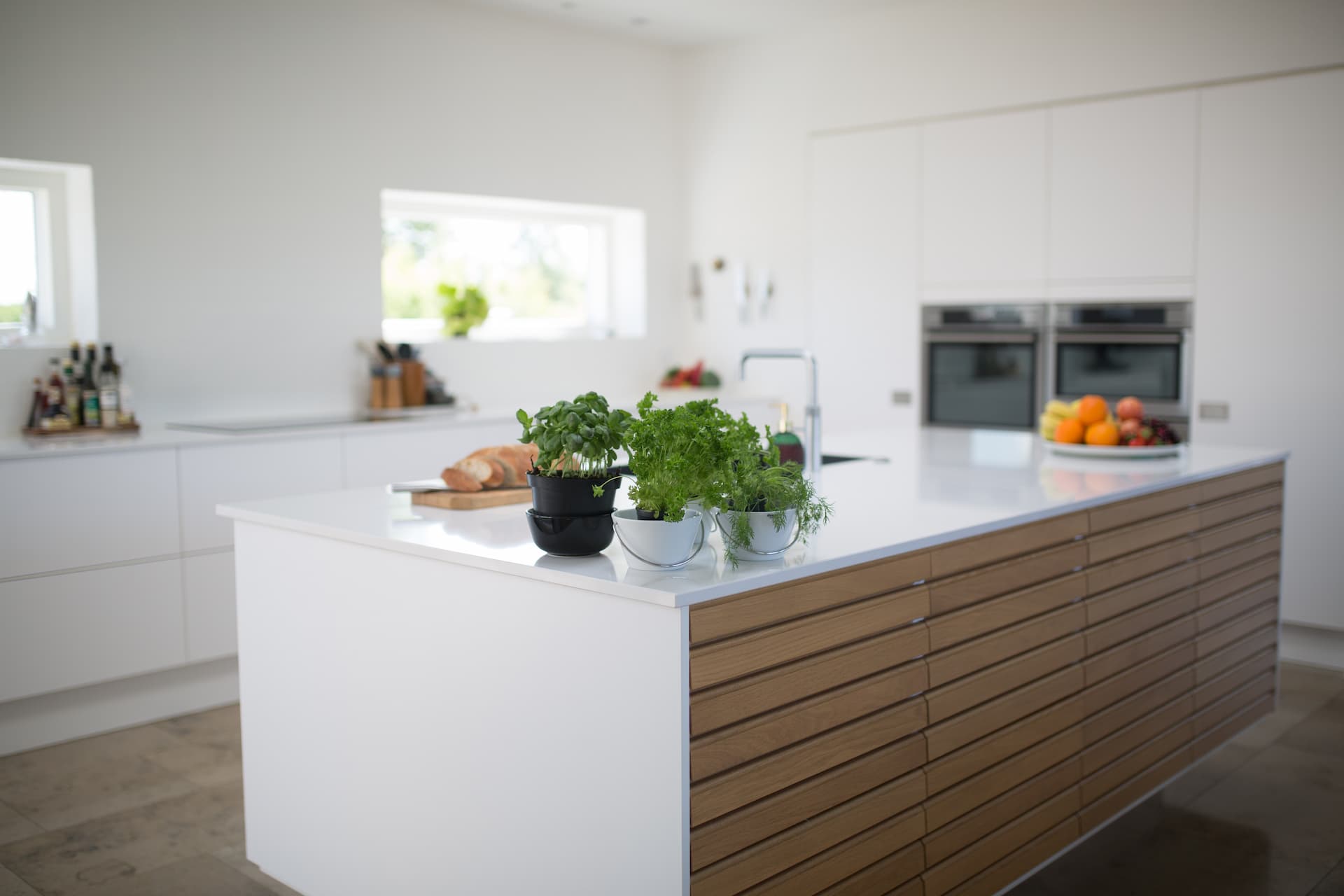 Cocina muy luminosa decorada con isla central
